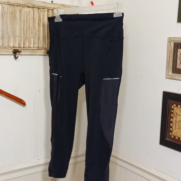 Lululemon 4oz (A68) Lululemon black yoga athletic cropped leggings - Picture 3 of 9